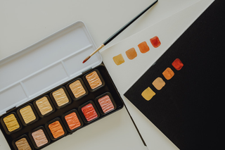 FINETEC | Perlglanzfarben Essentials Colourful Aquarellfarben Set 24 Näpfchen brillante Effektfarben - Racher