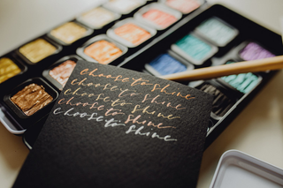 FINETEC | Perlglanzfarben Essentials Colourful Aquarellfarben Set 24 Näpfchen brillante Effektfarben - Racher