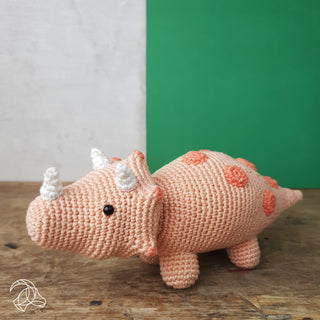 Hardicraft | Dino Triceratops Häkel-Set DIY Dinosaurier aus Baumwolle - Racher