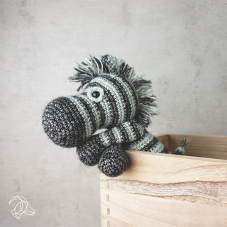 Hardicraft | Dirk Zebra Häkel-Set DIY Kuscheltierklassiker - Racher