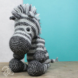 Hardicraft | Dirk Zebra Häkel-Set DIY Kuscheltierklassiker - Racher