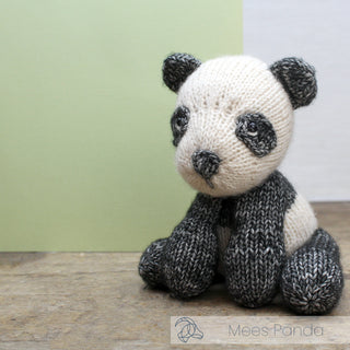 Hardicraft | Mees Panda Strick-Set DIY Kuschelpanda - Racher