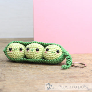 Hardicraft | Peas in a Pod Schlüsselanhänger Häkel-Set DIY Erbsenanhänger - Racher