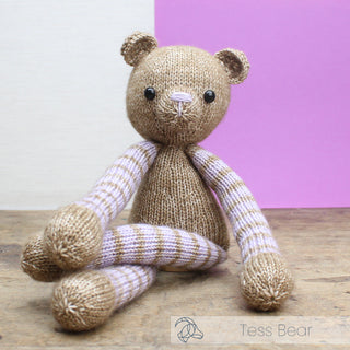 Hardicraft | Tess Bear Strick-Set DIY Kuschelbär - Racher