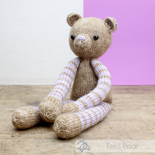 Hardicraft | Tess Bear Strick-Set DIY Kuschelbär - Racher